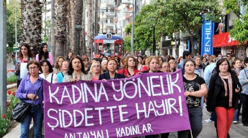 Kadınlardan kadın vekile tepki y&uuml;r&uuml;y&uuml;ş&uuml;