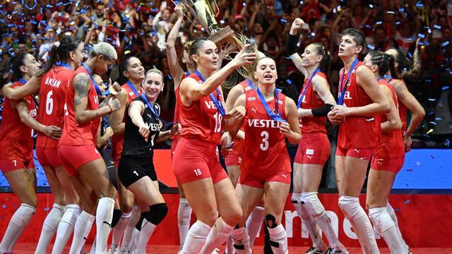 Prof. Dr. Ebubekir Sofuoğlu'nun A Milli Kadın Voleybol Takımı paylaşımı tepki topladı! Gelen yorumlara bu yanıtı verdi: 'Sizi gidi yalancılar...'