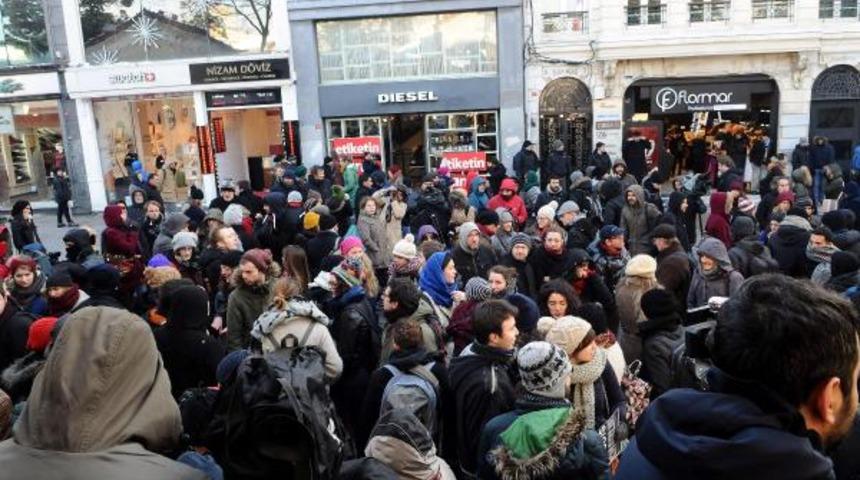 Fransa Başkonsolosluğu &ouml;n&uuml;nde 'Charlie Hebdo' protestosu