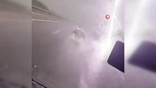 Sürücüler büyük şok yaşadı! Yıldırımın düşme anı saniye saniye kamerada