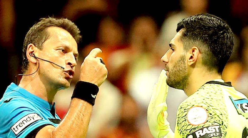 Son dakika: Galatasaray maçına damga vuran isim oldu! Ankaragücü kalecisi Bahadır Güngördü, kariyer oyununu sergiledi...