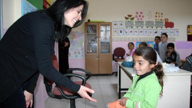 Köy öğretmenlerinin hediyesi peynir, sac ekmeği, tereyağı ve yumurta
