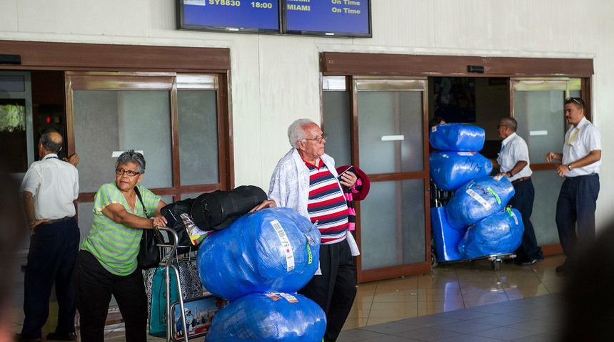 K&uuml;ba yeni g&uuml;mr&uuml;k sınırlamaları başlattı