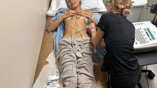 Sağlığı iyiye giden Bella Hadid'in keyfi yerinde! Mini elbisesiyle poz verdi