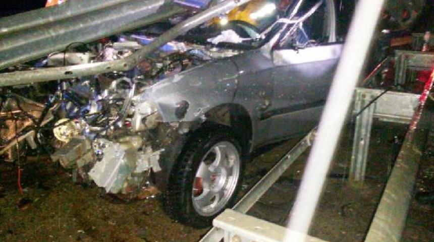 Otomobil bariyerlere çarptı,  sürücü ölümden döndü