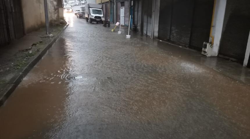 Trabzon'da şiddetli yağış etkili oldu