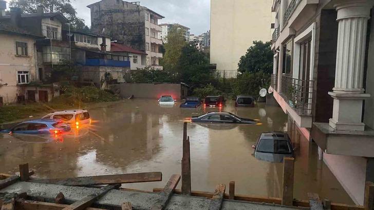 Şiddetli yağmur bir anda bastırdı! Araçlar suların altında kaldı, vatandaşlar zor anlar yaşadı
