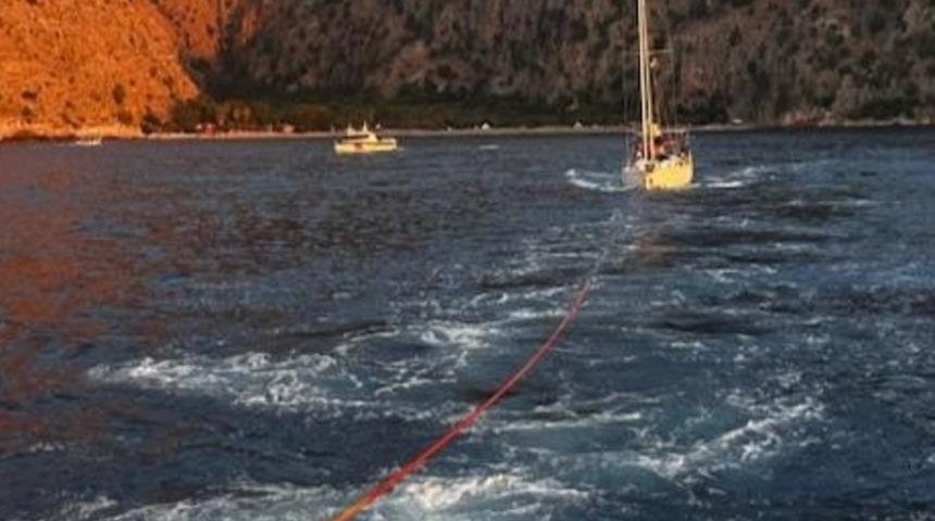 Fethiye açıklarında tekneyle sürüklenen 8 kişi kurtarıldı