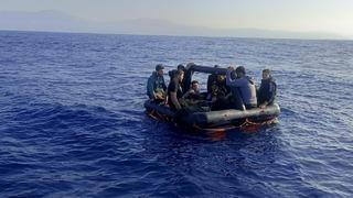 İzmir açıklarında 96 düzensiz göçmen kurtarıldı, 24 göçmen yakalandı