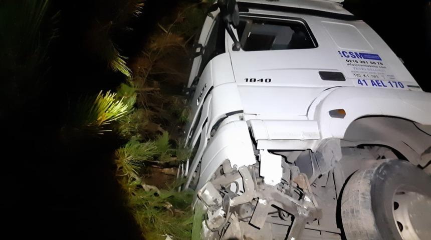 Tırın u&ccedil;urumdan yuvarlanmasını dorsesi engelledi: 1 yaralı