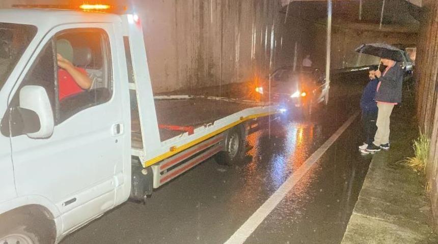 Kocaeli&rsquo;de cadde ve sokaklar sular altında kaldı, 3 ara&ccedil; arıza yaptı