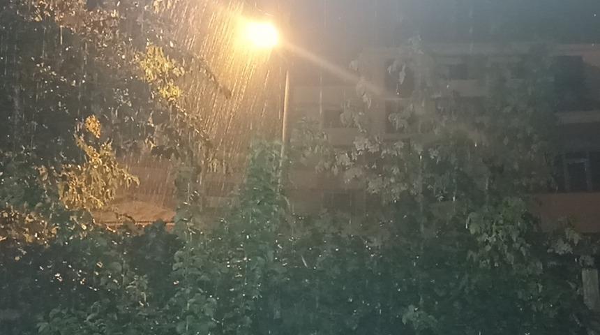 Erciş&rsquo;te sağanak ve dolu etkili oldu