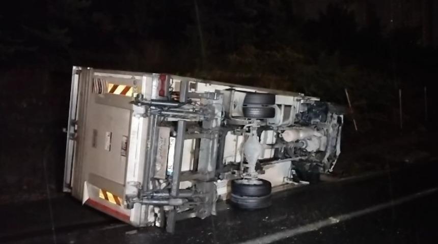 Kayganlaşan yolda virajı alamayan kamyonet devrildi