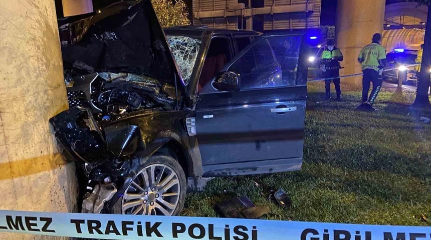 Şişli&rsquo;de t&uuml;nelden &ccedil;ıkan l&uuml;ks cip hızını alamayarak beton direğe &ccedil;arptı: 1&rsquo;i ağır 4 yaralı