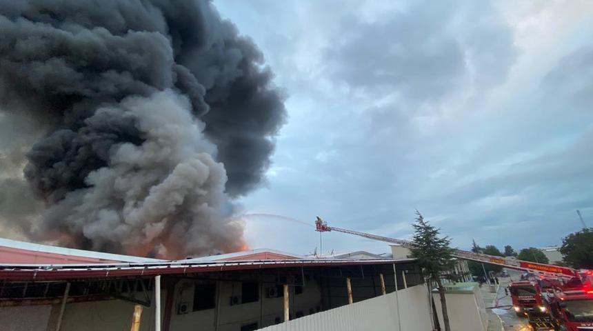 Uşak'ta tekstil fabrikasında çıkan yangına ekiplerce müdahale ediliyor