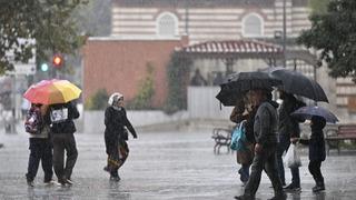 Çok sayıda il için sarı ve turuncu kodlu uyarı! Dikkat! Kuvvetli sağanak devam ediyor, okullar tatil edildi...