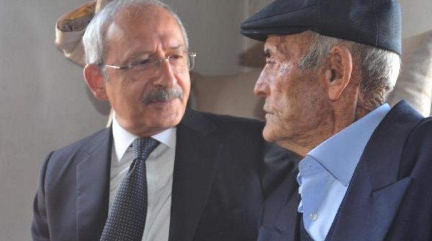 Kılıçdaroğlu, lastik ayakkabılı madenci babasını ziyaret etti