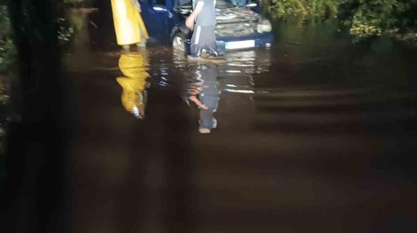 Yağış sonrası göle dönen sokakta otomobiliyle mahsur kaldı