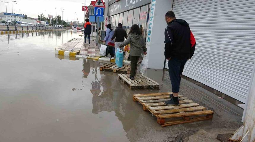 Van’da ev ve iş yerlerini su bastı