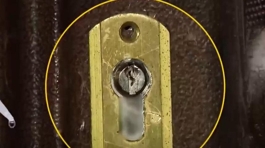 Ev sahibinden akıllara durgunluk veren hamle! Kapının kilidine sürmüş... Kiracı görünce şaşkına döndü 'Herkesin kirası standart oldu'