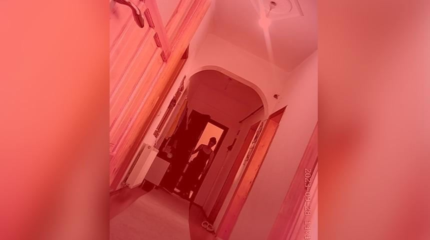 Altın, para, mutfak robotu, makyaj malzemeleri... Hepsi tek tek ortadan kayboluyordu! Güvenlik kamerası yerleştirip izlediler, hayatlarının şokunu yaşadılar