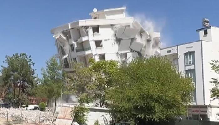 Ağır hasarlı binalar tek tek yıkılıyor ‘Halen depremi yaşıyormuşuz gibi etkide kalıyoruz’