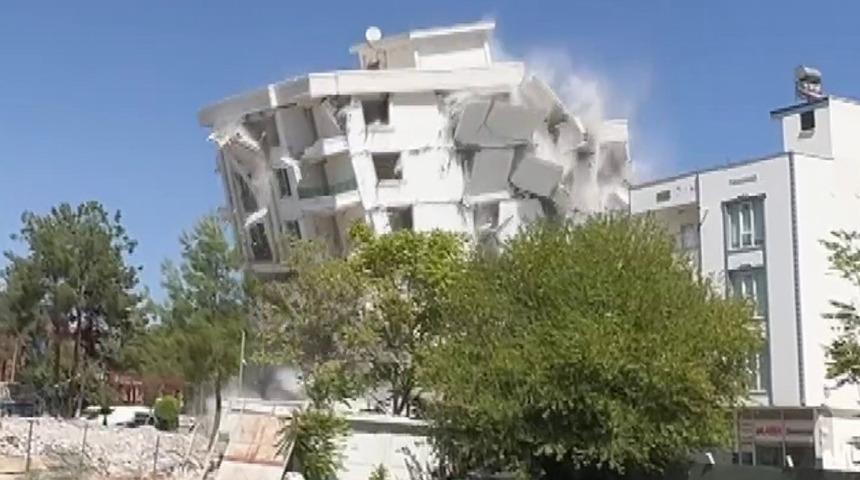 Ağır hasarlı binalar tek tek yıkılıyor 'Halen depremi yaşıyormuşuz gibi etkide kalıyoruz'