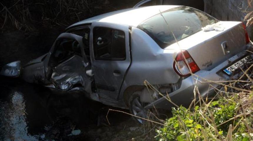 Taziyeden d&ouml;nenleri taşıyan otomobil başka bir otomobil ile &ccedil;arpıştı