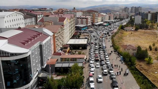 O ilçede nüfus patlaması yaşandı! 30 binden 100 bine dayandı... Araç ve yaya trafiğinde yoğunluk