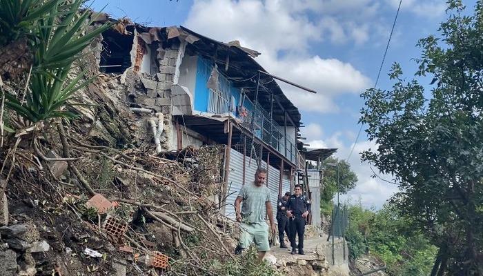 Beşiktaş’ta korku dolu anlar: Yerinden kopan kaya parçaları evlerin üzerine düştü! ‘Tak diye bir ses geldi, yataktan hopladım’