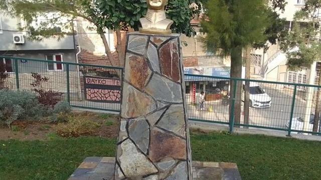 Atatürk büstüne çirkin saldırı! Tamamen parçaladılar, üstüne yazdıkları yazı ise...