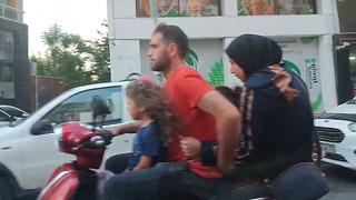 Tehlikeli yolculuk! Motosiklete 5 kişi binip...