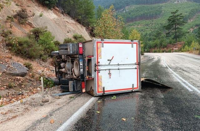 Antalya'da devrilen kamyonetteki 3 kişi yaralandı