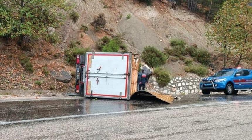 Antalya'da devrilen kamyonetteki 3 kişi yaralandı