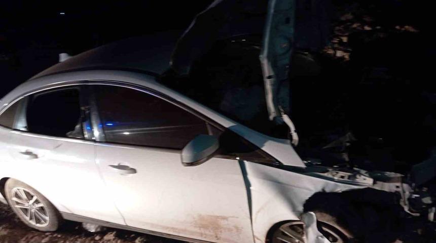 Tırın patlayan tekerinden fırlayan jant kazaya neden oldu: 2 yaralı