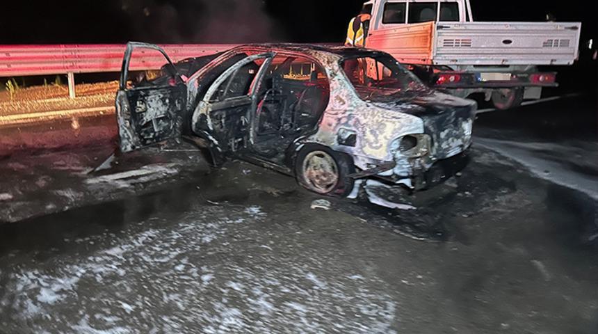 Bartın'da feci kaza! Kamyonetle çarpışan otomobilde yangın çıktı