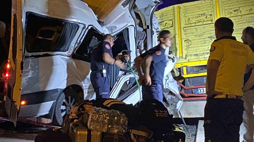 Minibüsün park halindeki kamyona ok gibi saplandığı kaza kamerada: 2 ölü, 9 yaralı