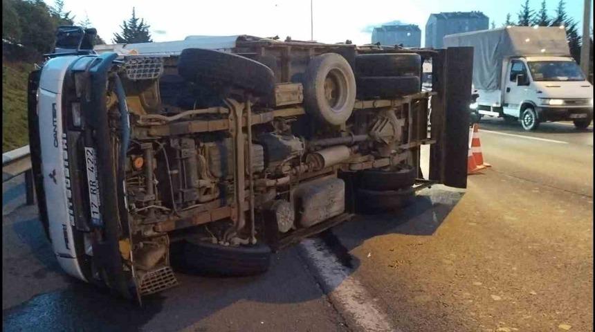 Kontrolden &ccedil;ıkan kamyonet devrildi: 1 yaralı