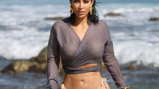 Kim Kardashian göğüslerini zar zor kapatan minicik iç çamaşırıyla poz verdi