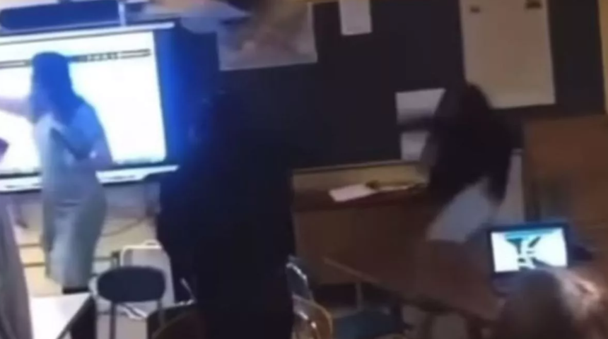 Öğrencilerin arasındaki tartışmanın faturası öğretmene kesildi! Öğrencilerin birbirine attığı sandalye öğretmene isabet edince bayıldı