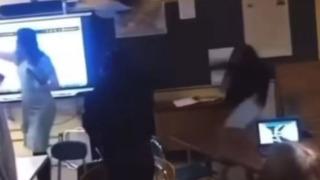 Öğrencilerin arasındaki tartışmanın faturası öğretmene kesildi! Öğrencilerin birbirine attığı sandalye öğretmene isabet edince bayıldı