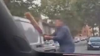 Saniye saniye kameraya yansıdı! Trafikte öfkesine hakim olamadı... Bir anda aracından inerek kriket sopasıyla saldırdı