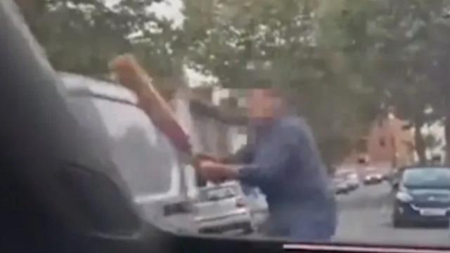 Saniye saniye kameraya yansıdı! Trafikte öfkesine hakim olamadı... Bir anda aracından inerek kriket sopasıyla saldırdı