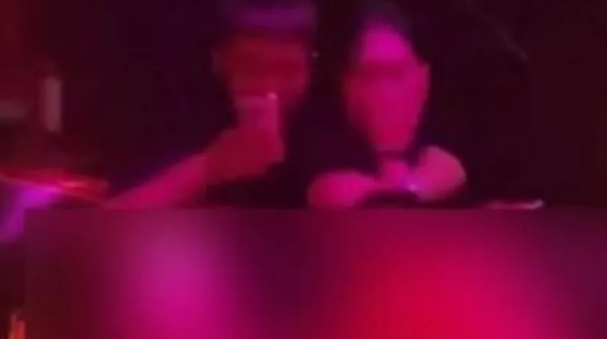 Şaşkına çeviren görüntüler! Alkolü fazla kaçıran çift barın ortasında cinsel ilişkiye girdi... Çevrelerindekilere aldırış etmedi