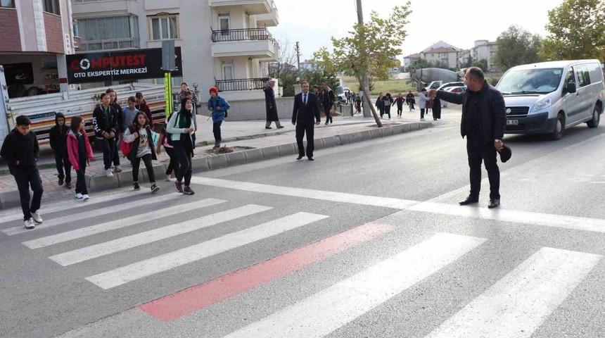 Mahalle muhtarı öğrenciler için her sabah trafiği durduruyor