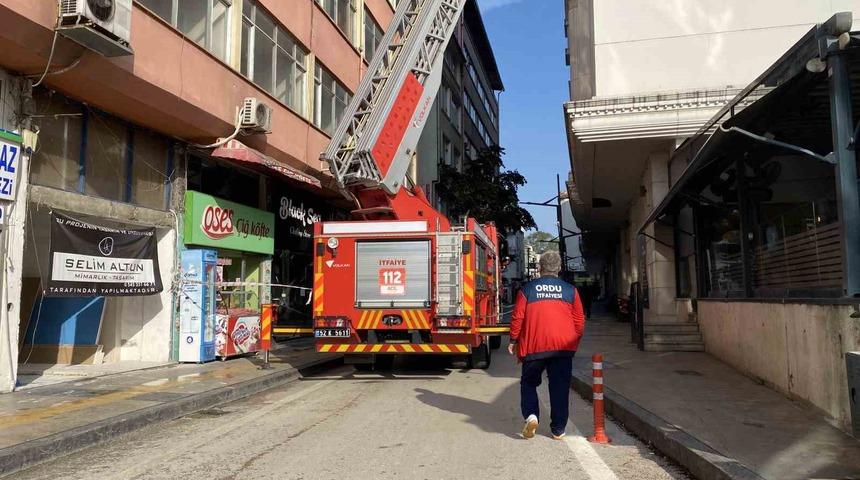 Rüzgardan kırılıp kaldırıma düşen cam kırıkları esnaf ve vatandaşları korkuttu