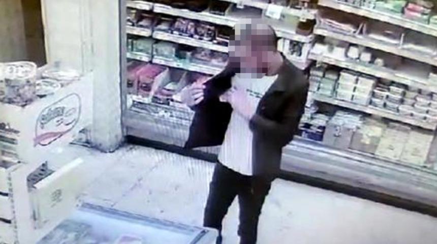 Marketteki et hırsızı kameralara yakalandı! Tek tek ceketinin ceplerine koymuş