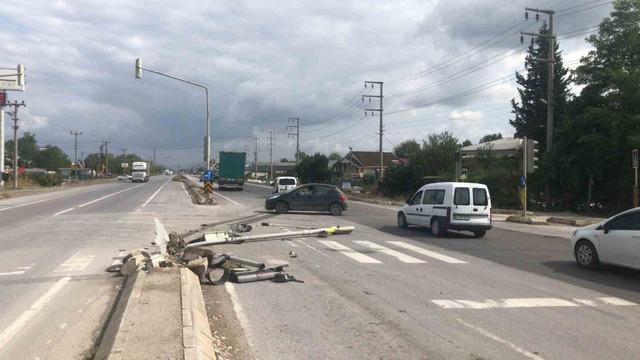 Önündeki araca çarpmamak için direksiyonu çevirince olanlar oldu