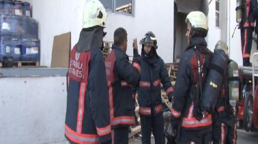 Tekstil fabrikasındaki yangında 4 itfaiye g&ouml;revlisi yaralandı