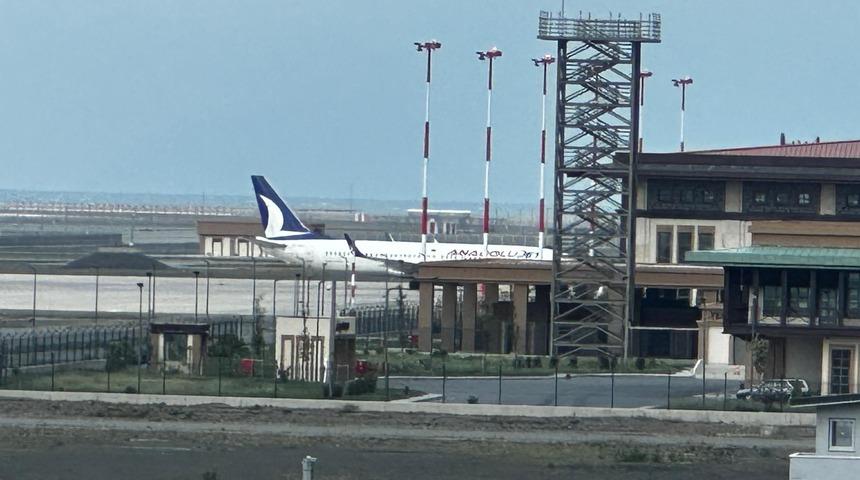 İstanbul-Rize seferini yaparken kuş sürüsüne çarpmıştı! Hareketli anlar, yolcular tahliye edildi
